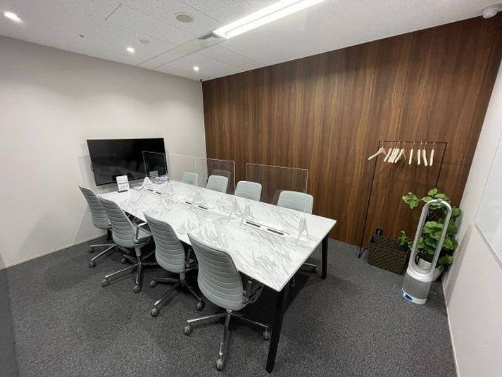 SoloTime 新宿南口 MEETING ROOM 03（8名用完全個室）の室内の写真