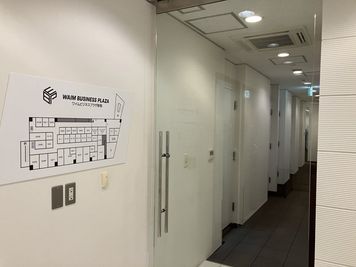 SoloTime 新宿西口（ワイムビジネスプラザ新宿内） MEETING ROOM B（4名用完全個室）の室内の写真