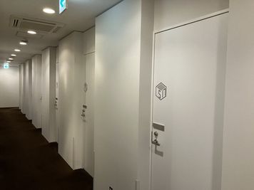 SoloTime 新宿西口（ワイムビジネスプラザ新宿内） MEETING ROOM B（4名用完全個室）の室内の写真