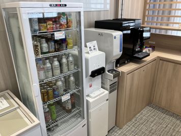 無料のドリンクを各種取り揃えております。特にコーヒーはお店レベル！！ - SoloTime 松山 BOOTH BK03（1名用オープン席）の室内の写真