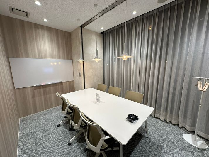 SoloTime 松山 MEETING ROOM （6名用完全個室）の室内の写真