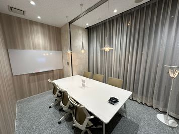 【松山市駅徒歩4分】SoloTime松山 MEETING ROOM/6名収容/ Wi-Fi・電源・モニター・ホワイトボード完備 - SoloTime 松山