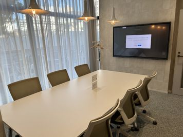 SoloTime 松山 MEETING ROOM （6名用完全個室）の室内の写真