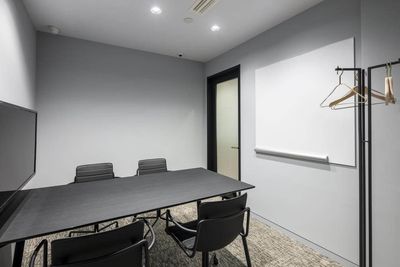 SoloTime 松戸 MEETING ROOM（4名用完全個室）の室内の写真