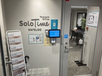 SoloTime 松戸 MEETING ROOM（4名用完全個室）の室内の写真