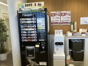 無料の紙コップ式自販機です。コーヒーやカフェラテなどをお召し上がりいただけます。 - SoloTime 自由が丘 BOOTH BK01（1名用オープン席）の室内の写真