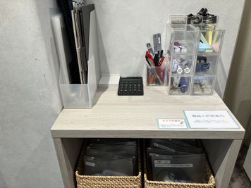 PC・スマホ周辺充電器など、豊富に取り揃えております。 - SoloTime 自由が丘 BOOTH BK01（1名用オープン席）の室内の写真