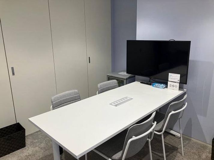 SoloTime 自由が丘 MEETING ROOM（4名用完全個室）の室内の写真