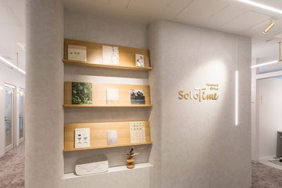 SoloTime 自由が丘 MEETING ROOM（4名用完全個室）の室内の写真