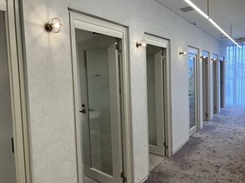 SoloTime 自由が丘 MEETING ROOM（4名用完全個室）の室内の写真