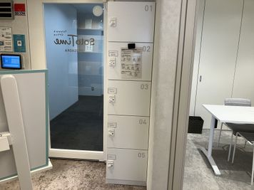 SoloTime 自由が丘 MEETING ROOM（4名用完全個室）の室内の写真