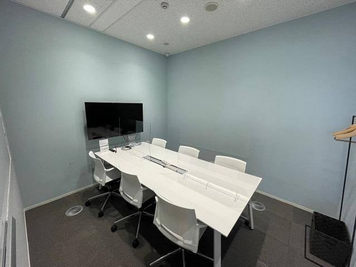 SoloTime 三島 MEETING ROOM（6名用完全個室）の室内の写真