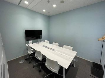 【三島駅徒歩2分】SoloTime三島 MEETING ROOM/6名収容/ Wi-Fi・電源・モニター・ホワイトボード完備 - SoloTime 三島