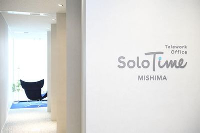 SoloTime 三島 MEETING ROOM（6名用完全個室）の室内の写真