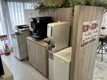 本格コーヒーマシンをご用意しております。無料でコーヒーやカフェラテなどをお召し上がりいただけます。 - SoloTime 錦糸町 BOOTH BK01（1名用個室）の室内の写真