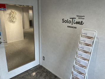 SoloTime 錦糸町 MEETING ROOM（4名用完全個室）の室内の写真