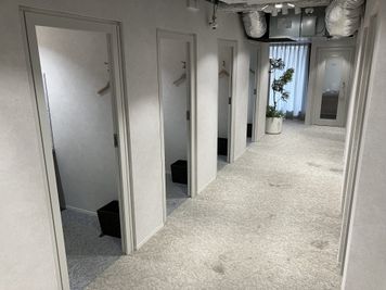 SoloTime 錦糸町 MEETING ROOM（4名用完全個室）の室内の写真