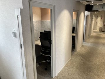 SoloTime 錦糸町 MEETING ROOM（4名用完全個室）の室内の写真