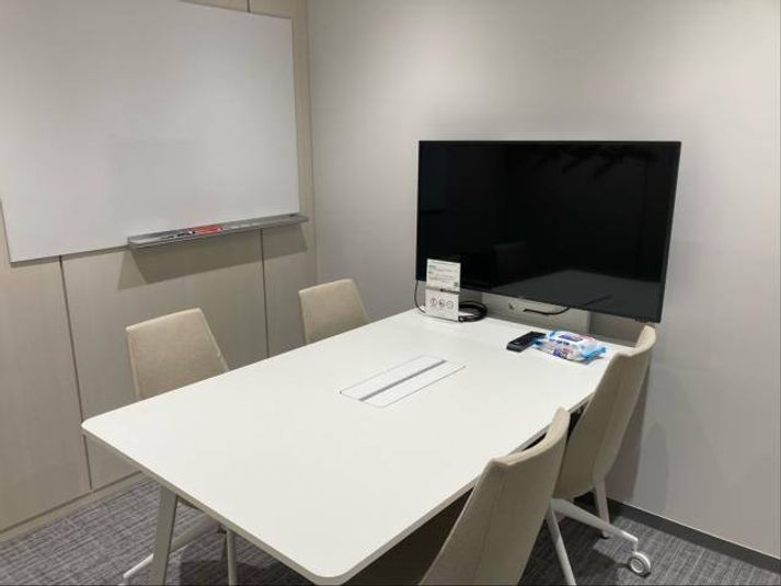 SoloTime 京都 MEETING ROOM 02（4名用完全個室）の室内の写真