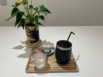 アイスコーヒーまたはホットコーヒー＆チョコレートがウエルカムドリンクセットとして提供されます - MeTime「Heaven」レンタルスペース MeTime「Heaven]　勉強・コワーキングスペースの設備の写真