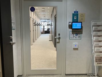 SoloTime 海老名 MEETING ROOM（4名用完全個室）の室内の写真