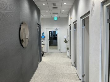 SoloTime 海老名 MEETING ROOM（4名用完全個室）の室内の写真