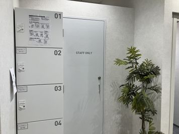 SoloTime 海老名 MEETING ROOM（4名用完全個室）の室内の写真