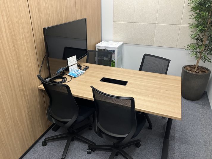 SoloTime 海浜幕張 MEETING ROOM（4名用完全個室）の室内の写真