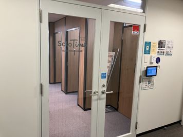 SoloTime 海浜幕張 MEETING ROOM（4名用完全個室）の室内の写真