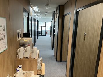 SoloTime 海浜幕張 MEETING ROOM（4名用完全個室）の室内の写真