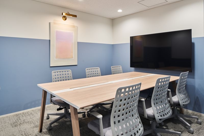 SoloTime 横浜西口 MEETING ROOM 01（6名用完全個室）の室内の写真