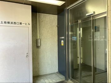 SoloTime 横浜西口 MEETING ROOM 01（6名用完全個室）の室内の写真