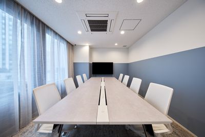 SoloTime 横浜西口 MEETING ROOM 02（8名用完全個室）の室内の写真