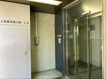 SoloTime 横浜西口 MEETING ROOM 02（8名用完全個室）の室内の写真