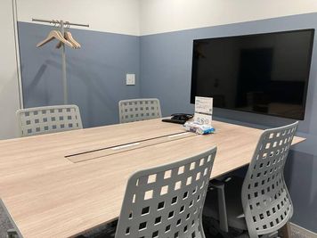 【駅直結】SoloTime横浜西口 MEETING ROOM 03/4名収容/ Wi-Fi・電源・モニター・ホワイトボード完備 - SoloTime 横浜西口