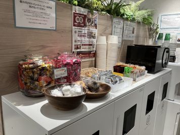 バラエティーに富んだお菓子・各種スープを無料でご用意しております。 - SoloTime たまプラーザ MEETING ROOM（6名用完全個室）の室内の写真