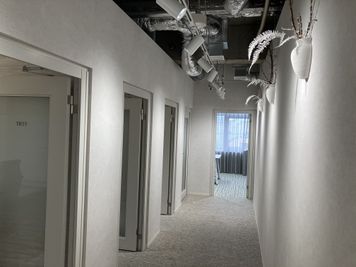 SoloTime たまプラーザ MEETING ROOM（6名用完全個室）の室内の写真