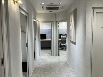 SoloTime あざみ野 MEETING ROOM （6名用完全個室）の室内の写真