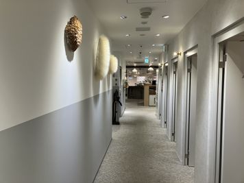 SoloTime あざみ野 MEETING ROOM （6名用完全個室）の室内の写真