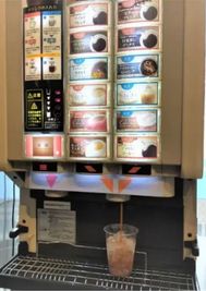 コーヒーやカフェオレ、ココア、そのほかお茶や紅茶などのフリードリンクが充実 - 勉強カフェ大阪西梅田 勉強カフェ大阪西梅田のテレブース（個室）を直接予約の設備の写真