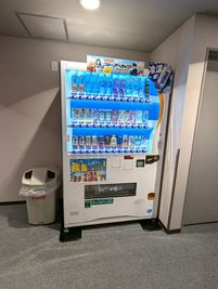 ビル館内２階に自動販売機 - SHINY BODY （シャイニー・ボディ）錦店 河原町駅５分！　オールインワンスミスマシン　完全個室レンタルジムのその他の写真