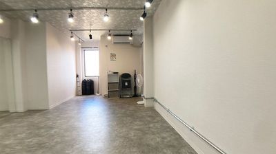 1面が鏡、ダンスや楽器、演技練習に最適なスペースです - レンタルスタジオEloa 大阪吹田店 レンタルスタジオEloa　大阪吹田店の室内の写真