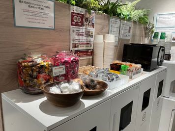 バラエティーに富んだお菓子・各種スープを無料でご用意しております。 - SoloTime たまプラーザ OPEN SPACE 01（フリーアドレス席）の室内の写真