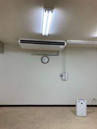 窓の反対側です。ダイキンの業務用エアコンです。 - とびきり自習室の室内の写真