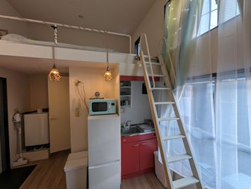 冷蔵庫、電子レンジ、キッチン（鍋、フライパン、食器4人分）あります - T’sRoom 新大久保 友達の家　T’sRoom新大久保の設備の写真