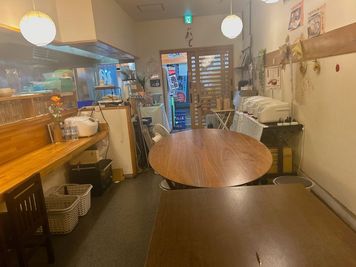 大テーブル6席
中テーブル4席 - あこのありが豆腐　居酒屋風イベントスペース キッチン付き居酒屋イベントスペースの室内の写真