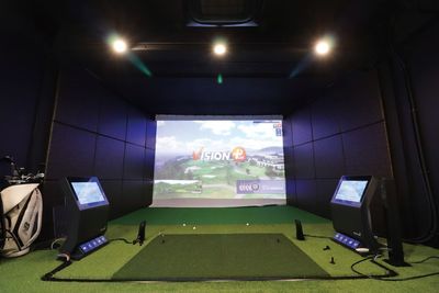 「リアルなシミュレーションでゴルフの腕を磨ける最新のインドアゴルフ設備。」
 - CLUBHOUSE 72 × GOLFZON 大型プロジェクター完備◎インドアゴルフ機器◎誕生日会や上映会も◎の設備の写真