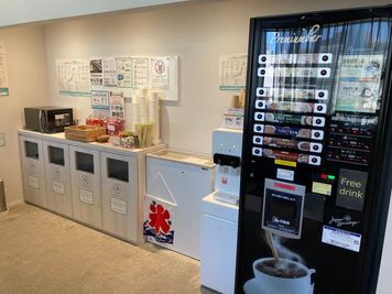 フリーベンドの自販機です。全種類の飲料を無料をお飲みいただけます。 - SoloTime 中目黒 OPEN SPACE 03（フリーアドレス席）の室内の写真