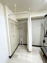 着替えルーム完備。お仕事やお買い物帰りでも立ち寄れます。
 - SHISHINJUKU Pilates studio２ 西新宿で一番駅チカ　最安最高品質な”マシン”ピラティススタジオの設備の写真