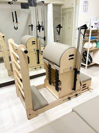 デュアルチェア×バレル。簡単な取り外しでチェアとバレルどちらの動きも可能です◎
 - SHISHINJUKU Pilates studio２ 西新宿で一番駅チカ　最安最高品質な”マシン”ピラティススタジオの設備の写真